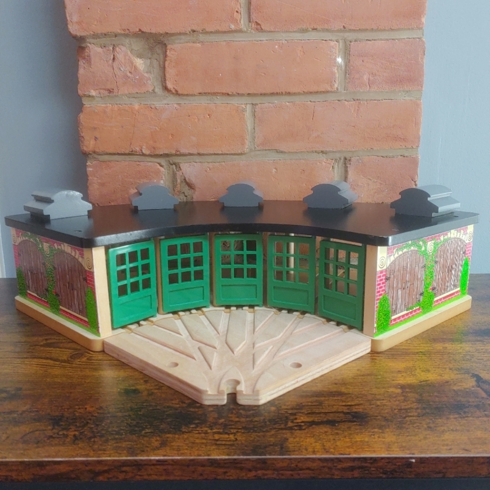 2004 Thomas The Tank Engine & Friends Roundhouse With Switch And Original Box